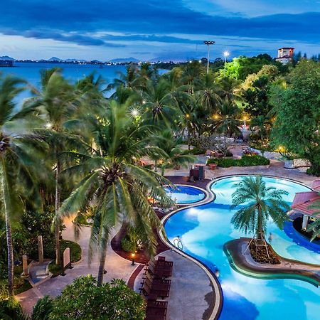 Cholchan Pattaya Beach Resort - Sha Extra Plus Exteriör bild The pool at the Royal Paradise Hotel & Spa