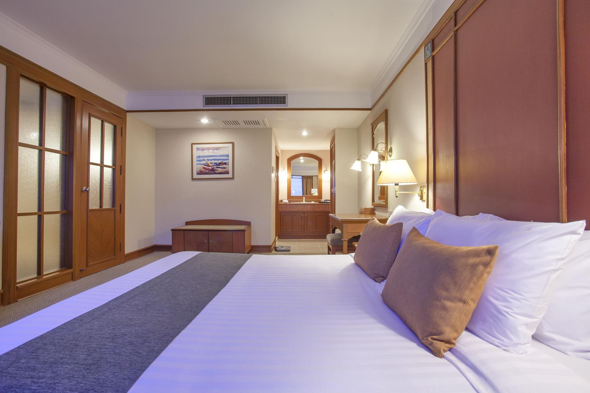 Cholchan Pattaya Beach Resort - Sha Extra Plus Exteriör bild Deluxe Room