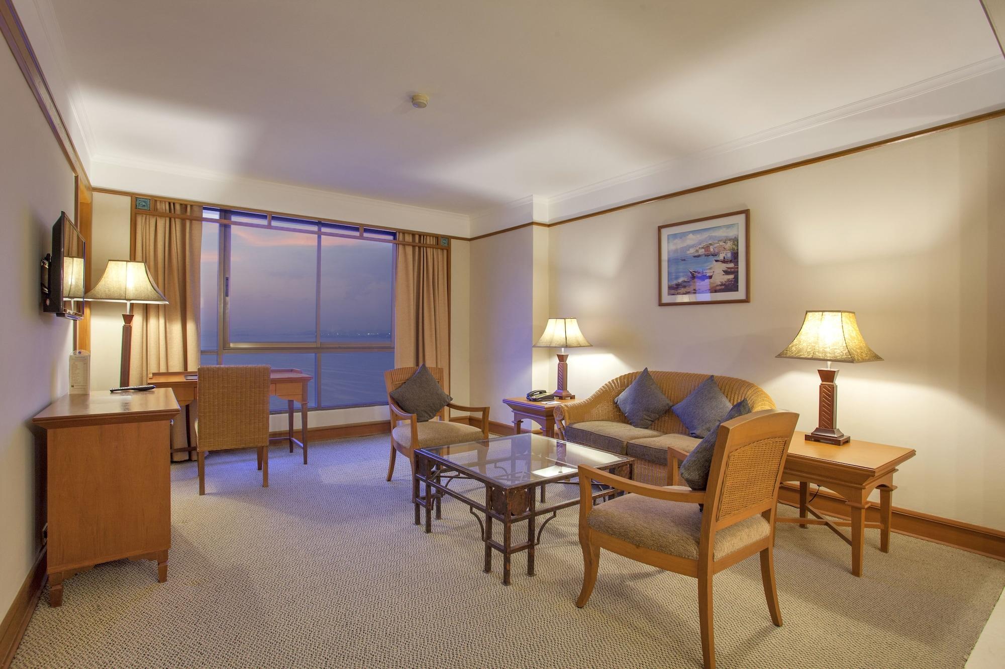 Cholchan Pattaya Beach Resort - Sha Extra Plus Exteriör bild A suite at the Hilton Tokyo