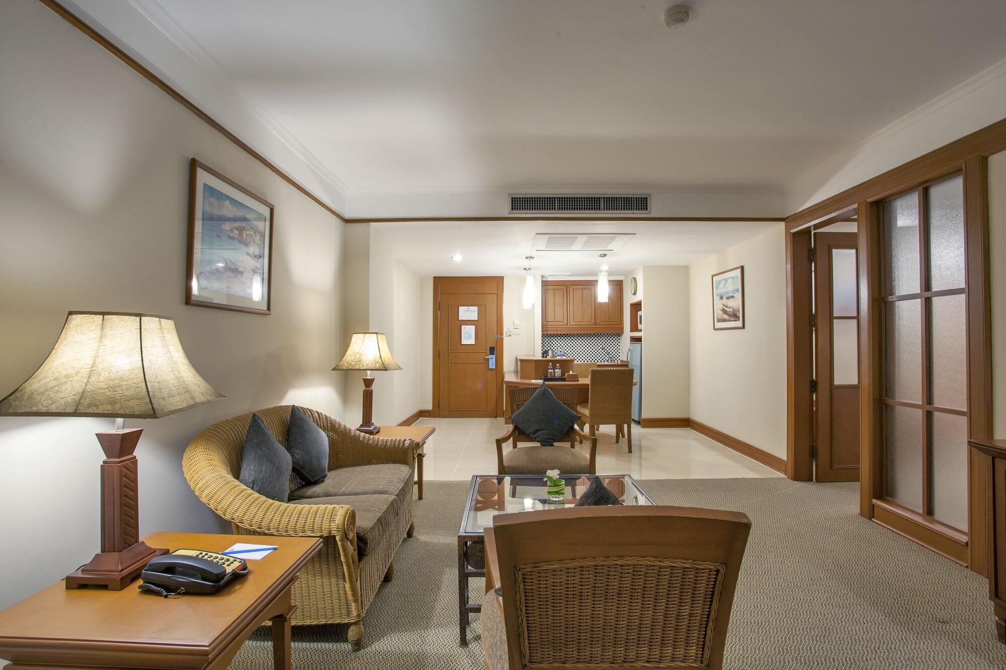 Cholchan Pattaya Beach Resort - Sha Extra Plus Exteriör bild A typical suite at the Royal Garden Villas