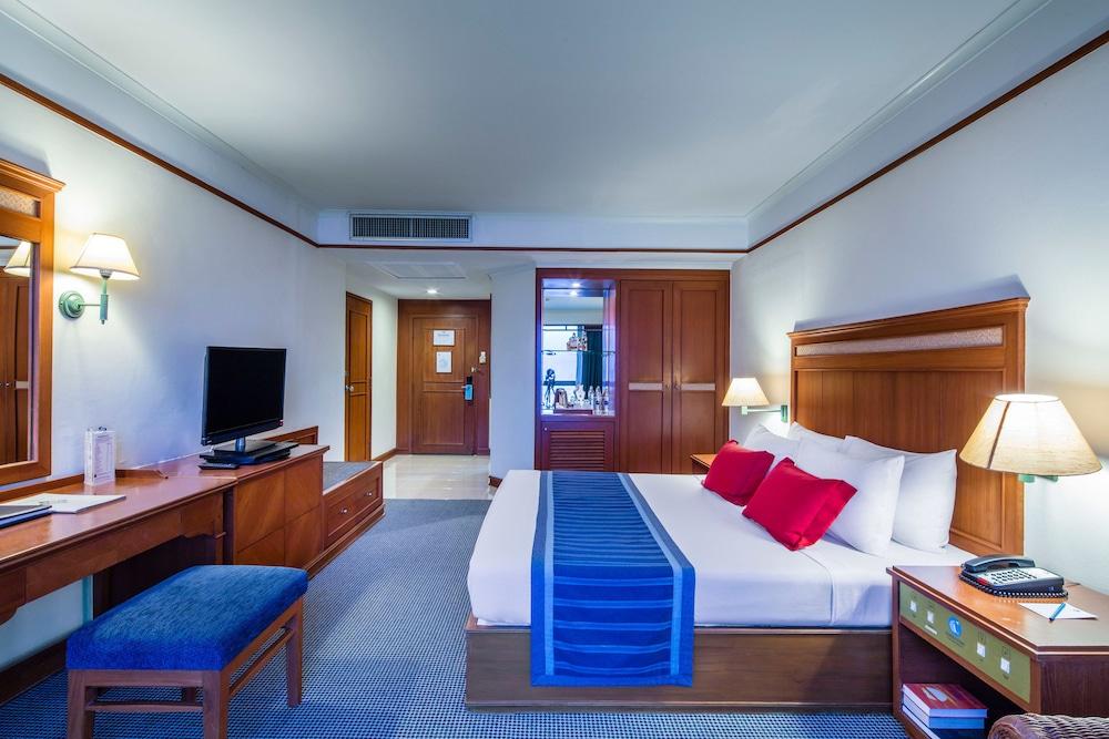 Cholchan Pattaya Beach Resort - Sha Extra Plus Exteriör bild A room at the hotel
