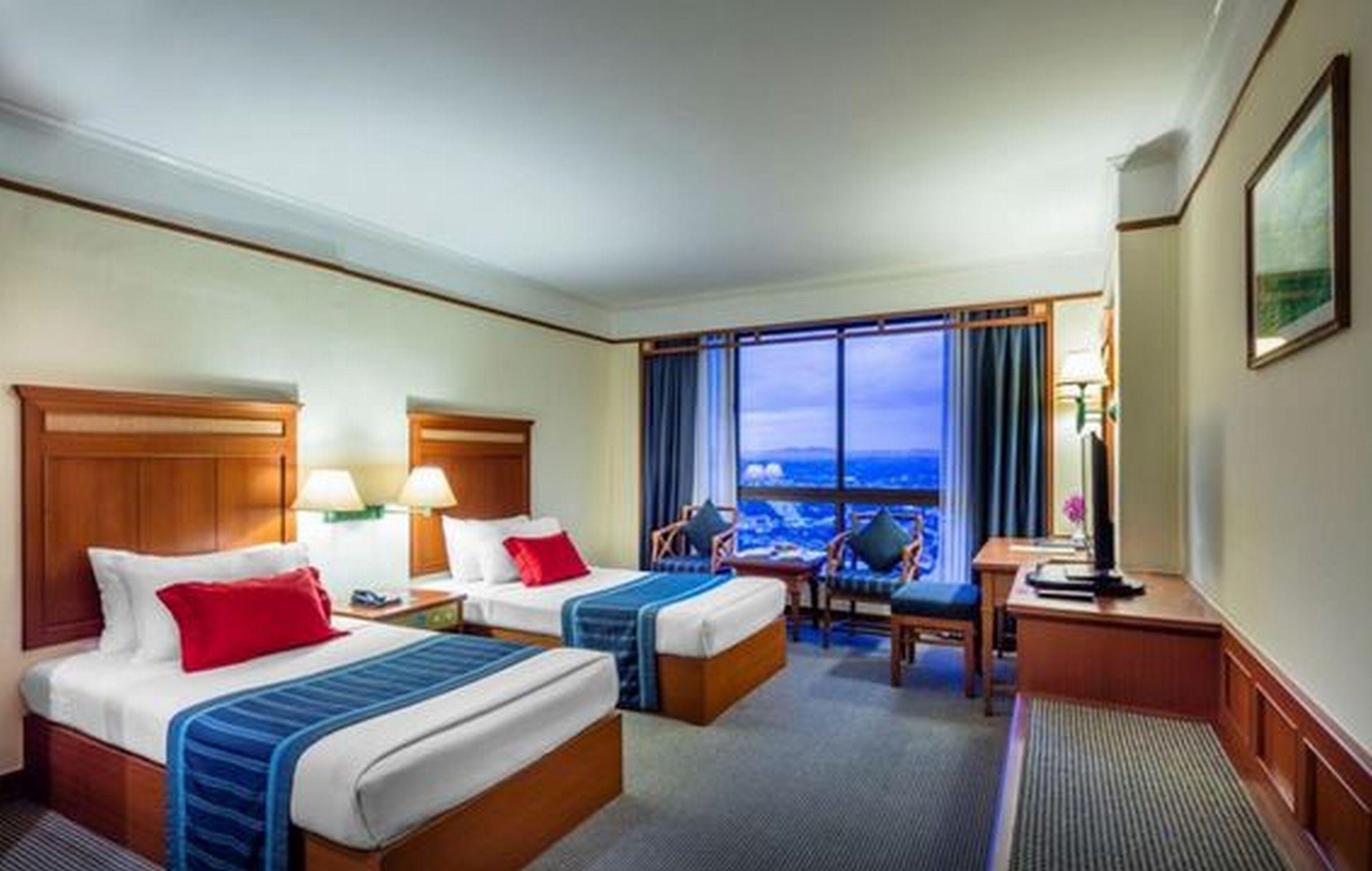Cholchan Pattaya Beach Resort - Sha Extra Plus Exteriör bild Deluxe Room