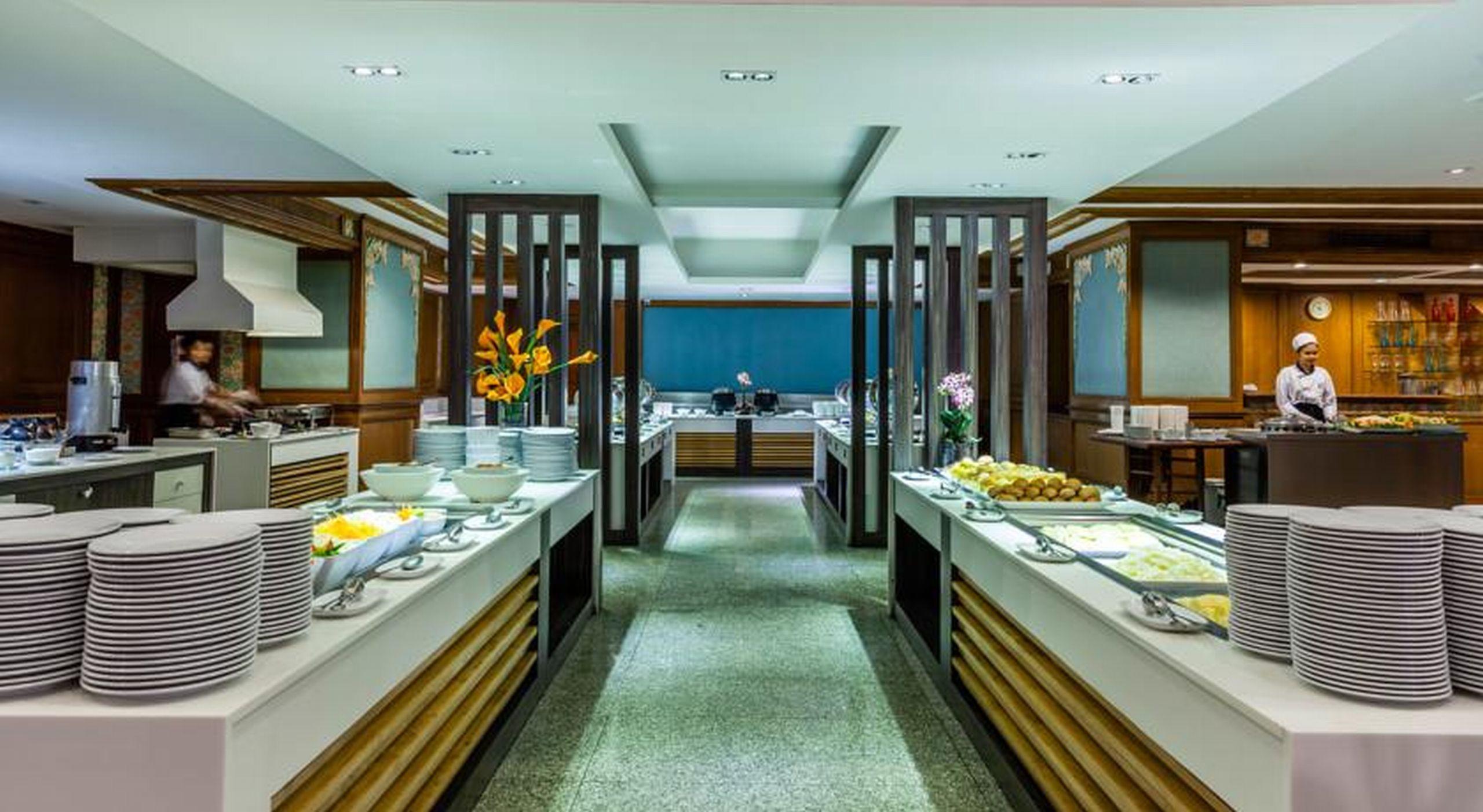 Cholchan Pattaya Beach Resort - Sha Extra Plus Exteriör bild The buffet at the lounge