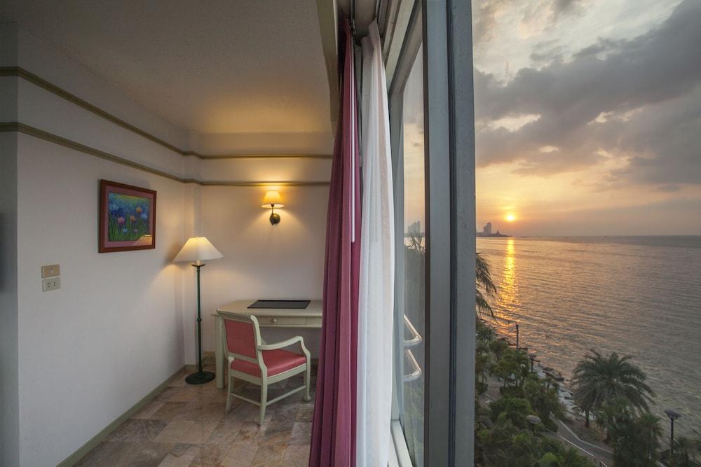 Cholchan Pattaya Beach Resort - Sha Extra Plus Exteriör bild A room at the hotel