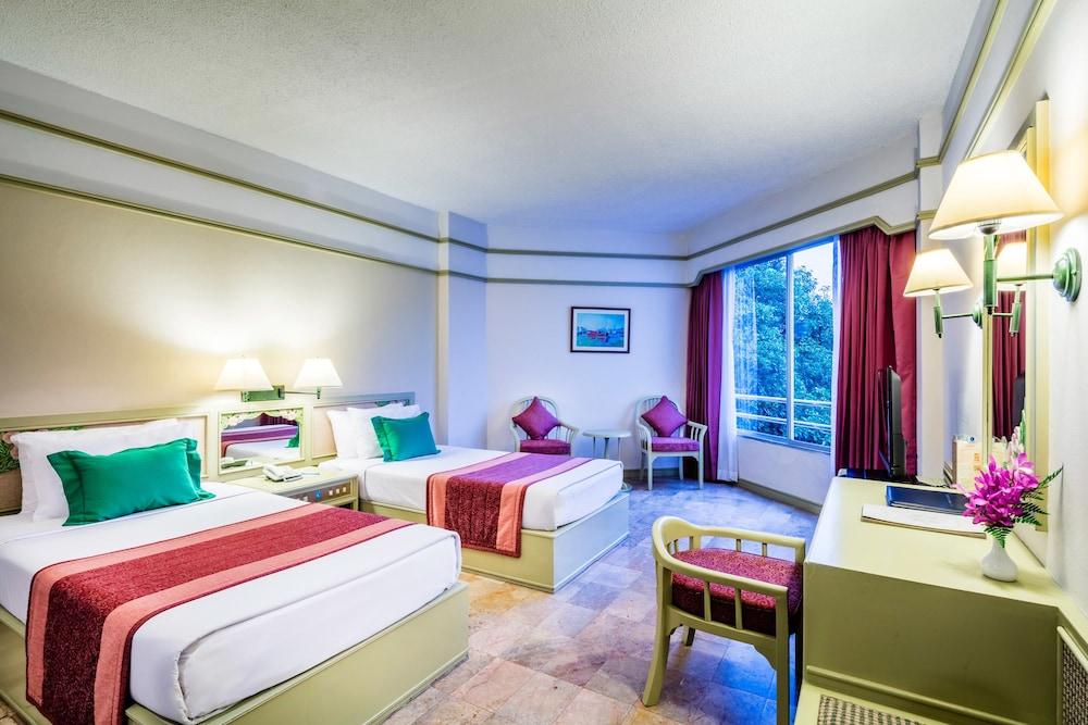 Cholchan Pattaya Beach Resort - Sha Extra Plus Exteriör bild Deluxe Room