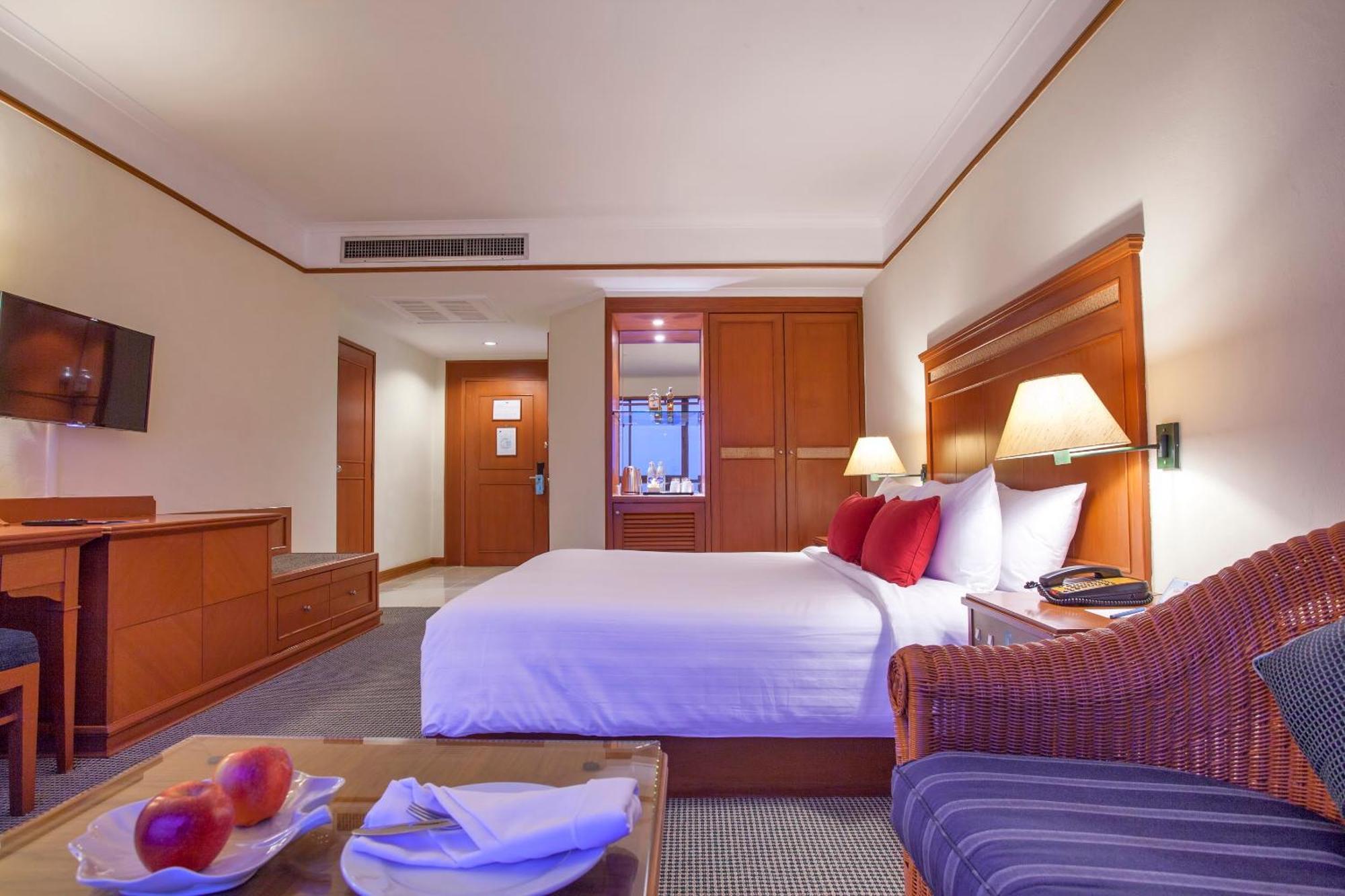 Cholchan Pattaya Beach Resort - Sha Extra Plus Rum bild Deluxe Room