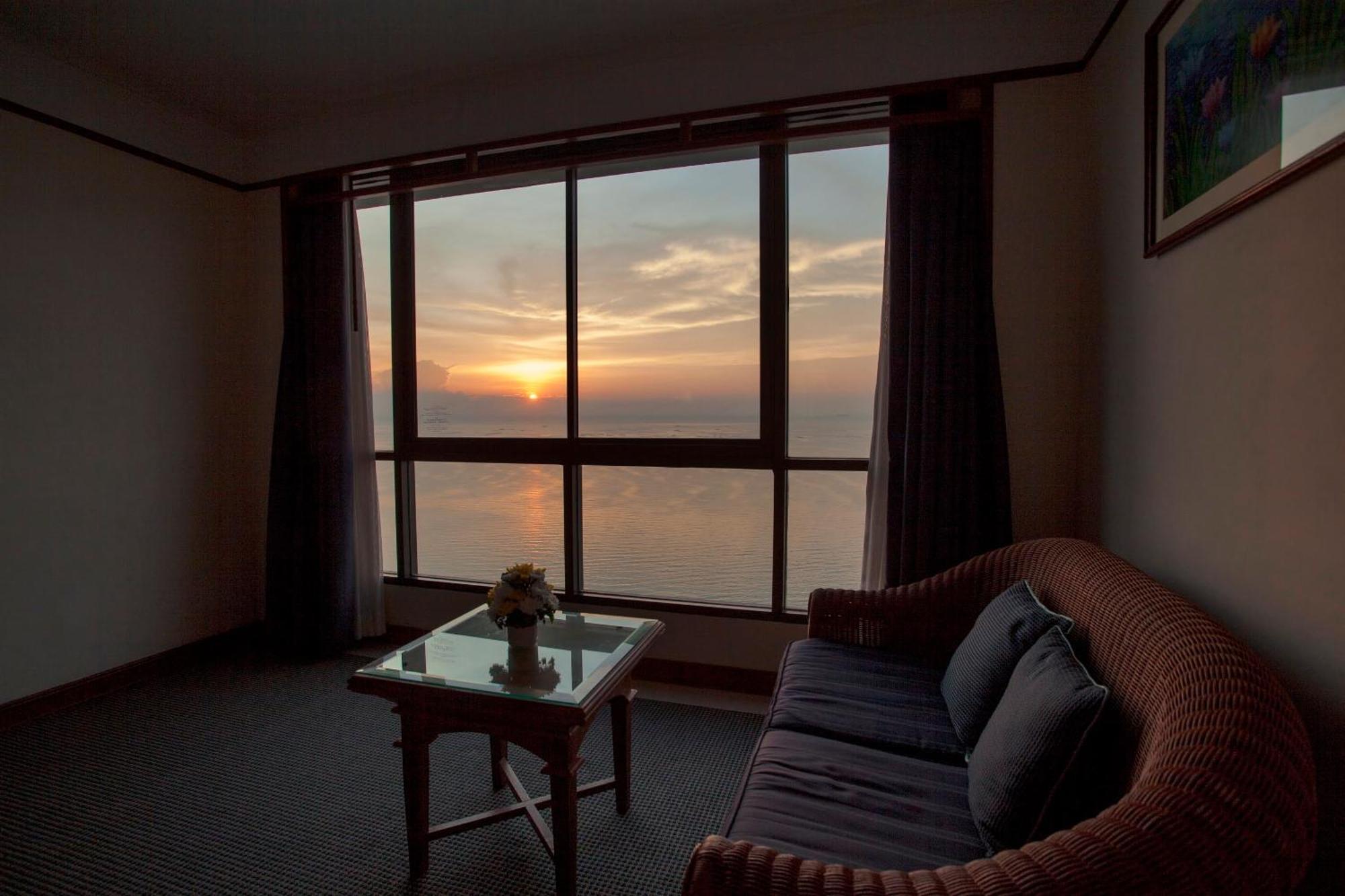 Cholchan Pattaya Beach Resort - Sha Extra Plus Rum bild Sunset view from a room at the hotel