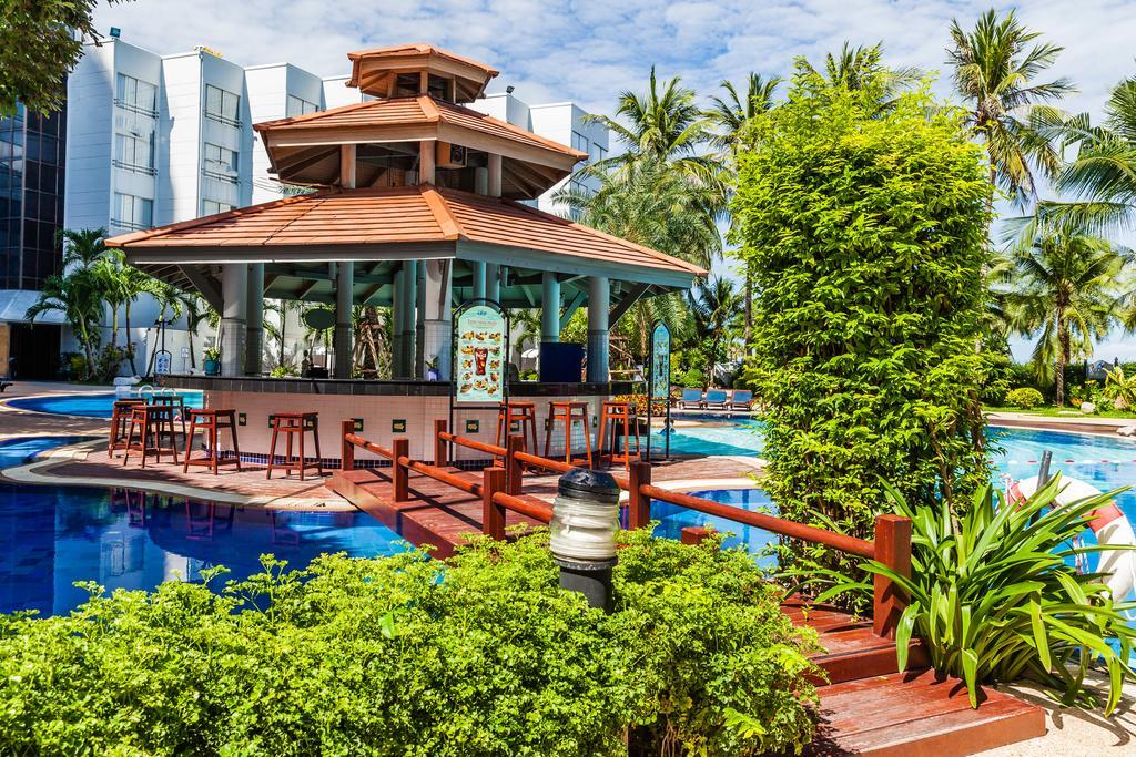 Cholchan Pattaya Beach Resort - Sha Extra Plus Exteriör bild The swimming pool at the Royal Paradise Hotel & Spa