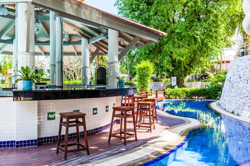 Cholchan Pattaya Beach Resort - Sha Extra Plus Exteriör bild The swimming pool at the hotel