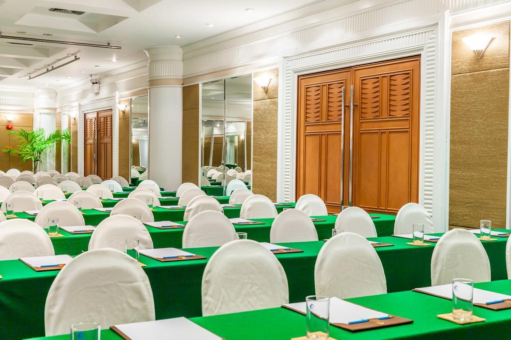 Cholchan Pattaya Beach Resort - Sha Extra Plus Exteriör bild Meeting room