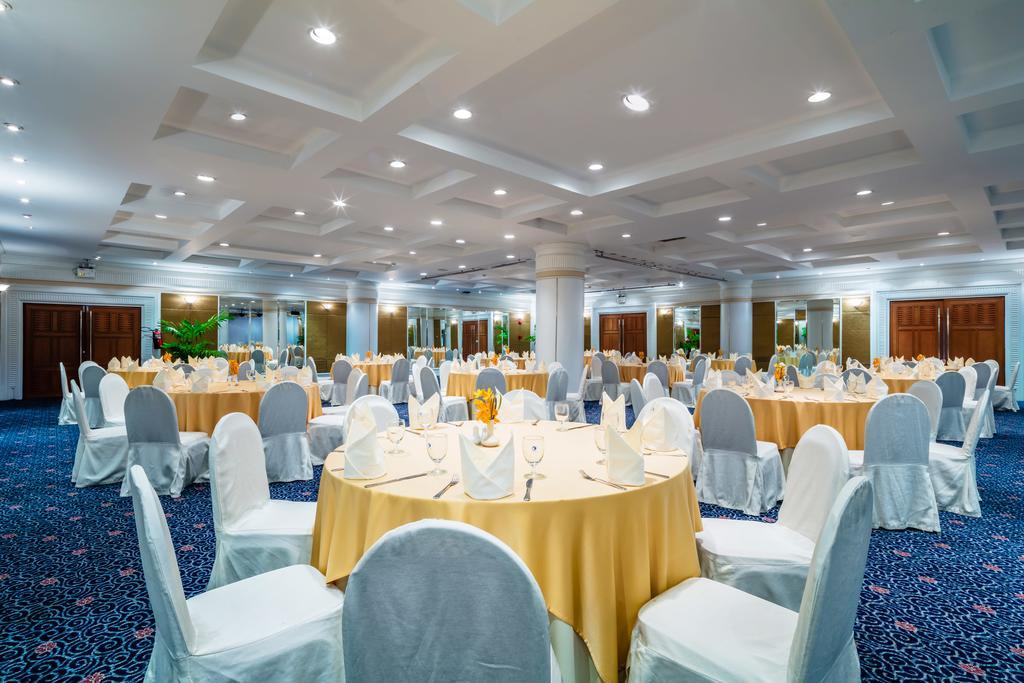 Cholchan Pattaya Beach Resort - Sha Extra Plus Exteriör bild The ballroom