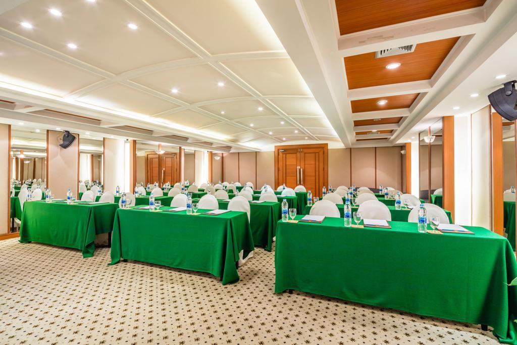 Cholchan Pattaya Beach Resort - Sha Extra Plus Exteriör bild Meeting room