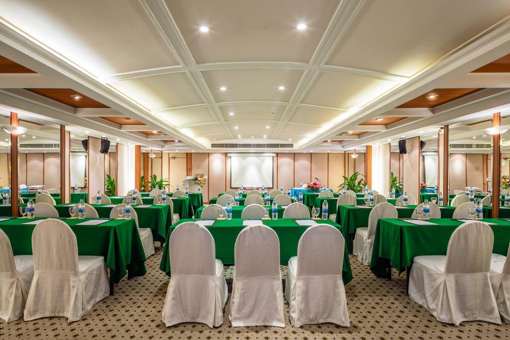 Cholchan Pattaya Beach Resort - Sha Extra Plus Exteriör bild Meeting room