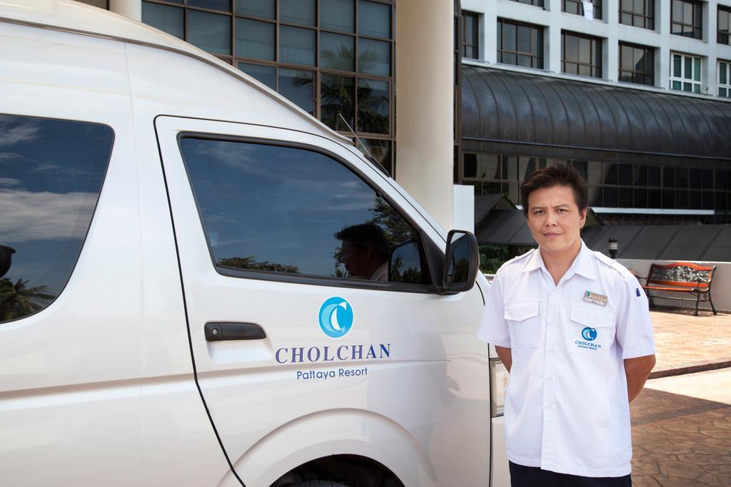Cholchan Pattaya Beach Resort - Sha Extra Plus Exteriör bild A driver with a car