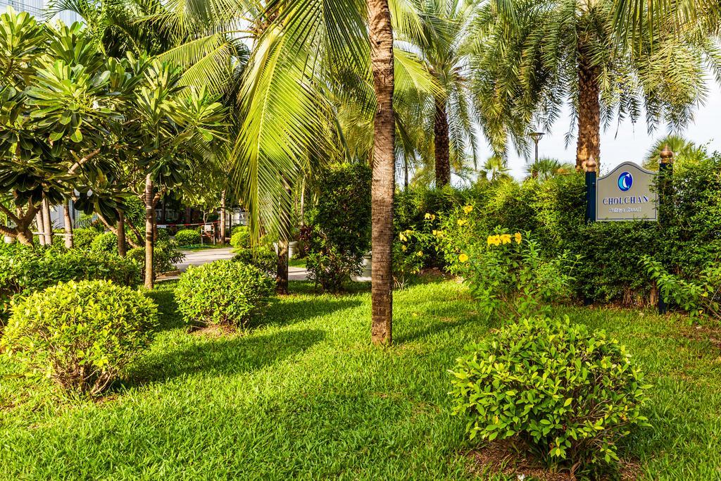 Cholchan Pattaya Beach Resort - Sha Extra Plus Exteriör bild View of the campus