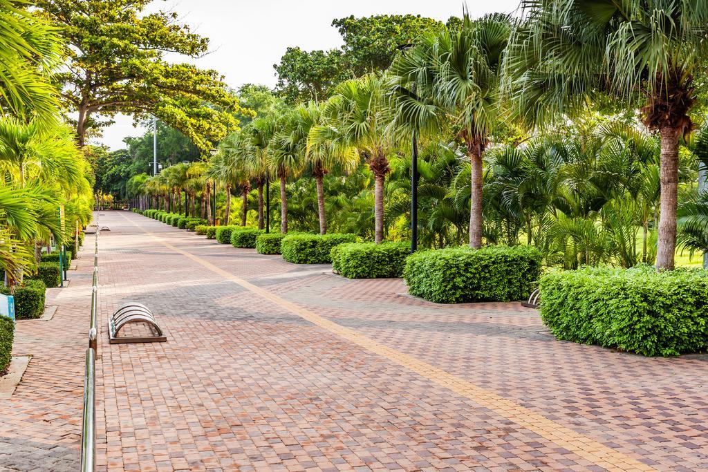 Cholchan Pattaya Beach Resort - Sha Extra Plus Exteriör bild The park