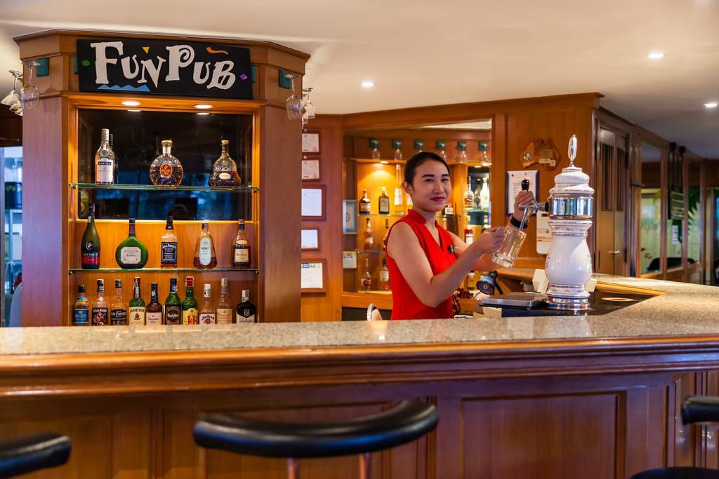 Cholchan Pattaya Beach Resort - Sha Extra Plus Exteriör bild A bar in a cruise ship