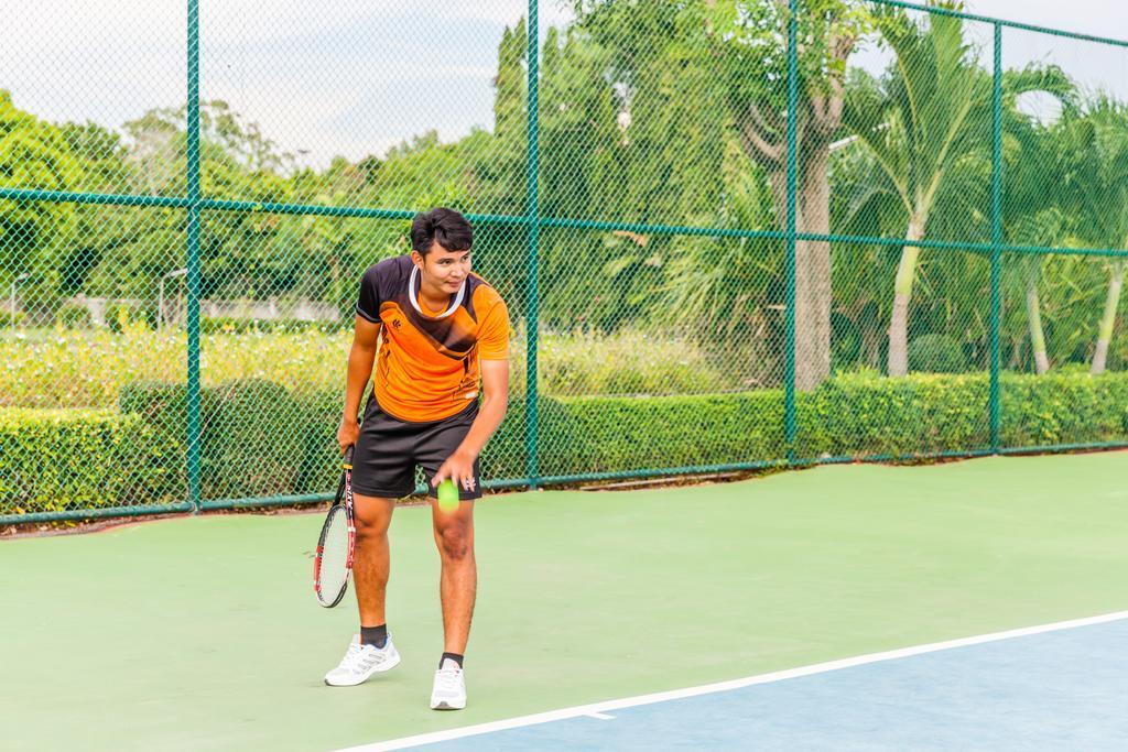 Cholchan Pattaya Beach Resort - Sha Extra Plus Exteriör bild Tennis