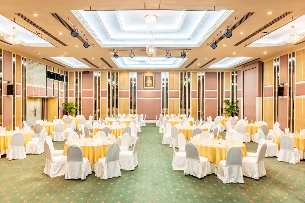 Cholchan Pattaya Beach Resort - Sha Extra Plus Exteriör bild The ballroom of the hotel