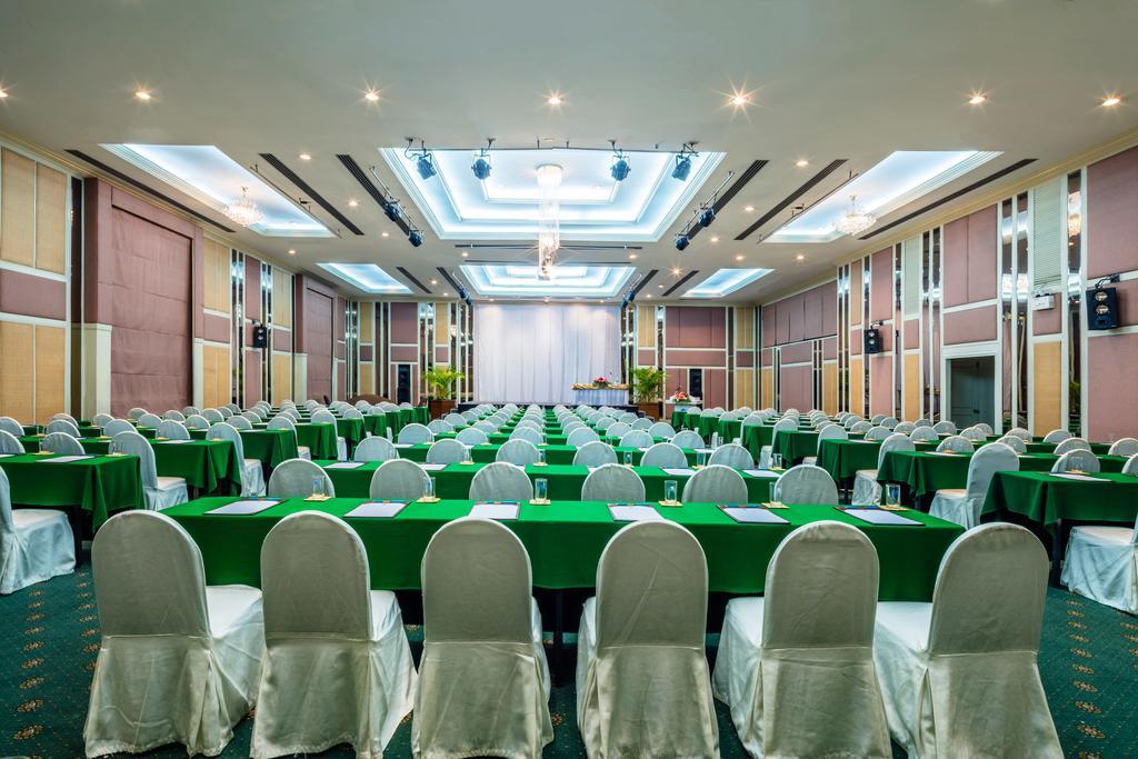 Cholchan Pattaya Beach Resort - Sha Extra Plus Exteriör bild The Royal Paragon Hotel