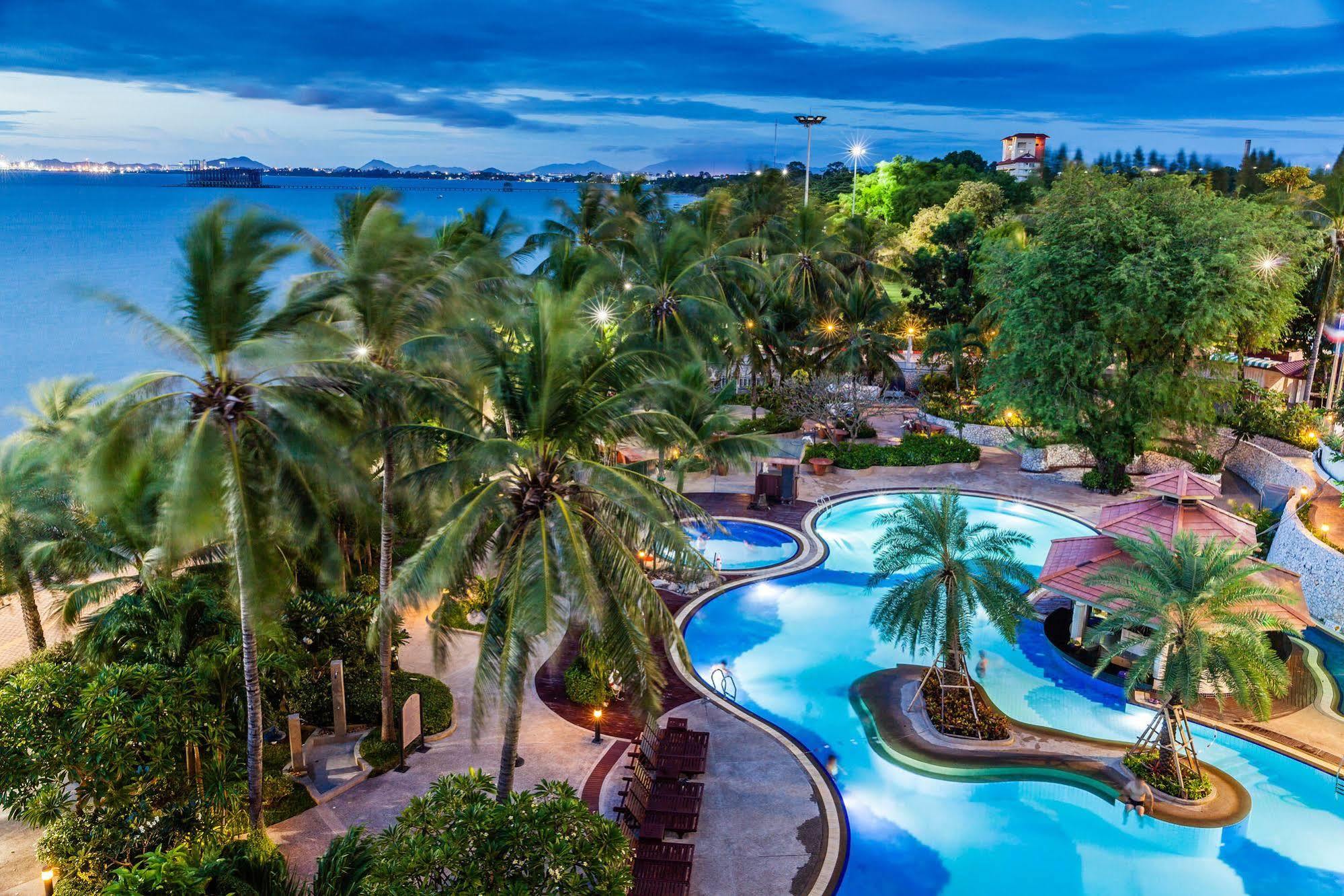 Cholchan Pattaya Beach Resort - Sha Extra Plus Exteriör bild The pool at the Royal Paradise Hotel & Spa