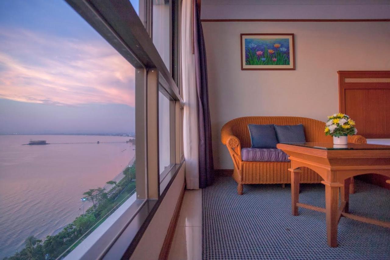 Cholchan Pattaya Beach Resort - Sha Extra Plus Exteriör bild A room at the hotel
