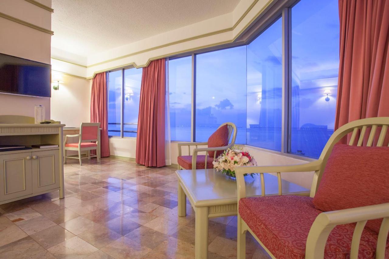 Cholchan Pattaya Beach Resort - Sha Extra Plus Exteriör bild A suite at the Grand Hotel