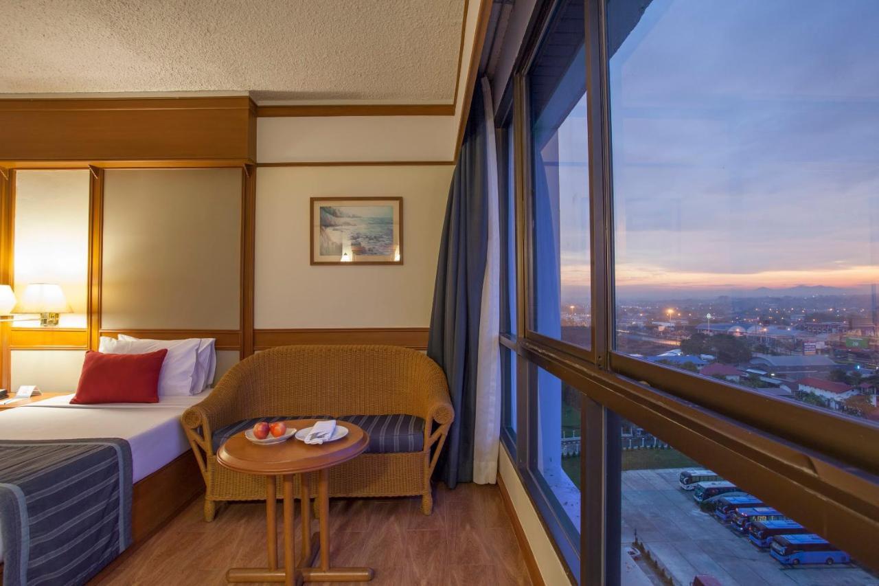 Cholchan Pattaya Beach Resort - Sha Extra Plus Exteriör bild Deluxe Room